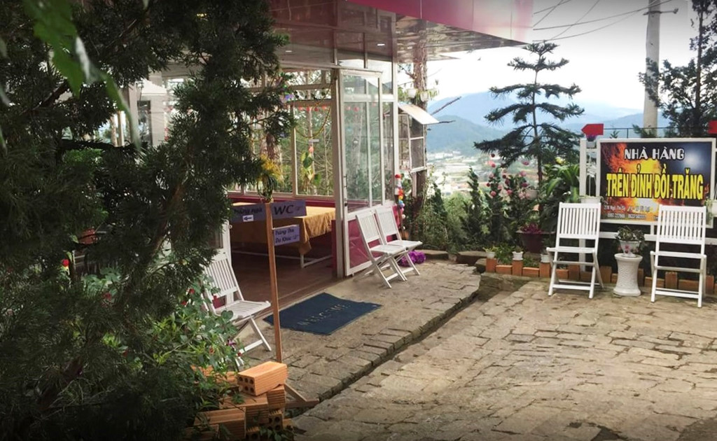 Nhà hàng Trên Đỉnh Đồi Trăng