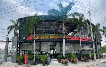 CHOM’S Cafe & Bistro
